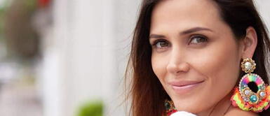 Maju Mantilla con vestido asimétrico en el Avant Premiere de ¿Quién dijo détox? Maju Mantilla impacta en la alfombra roja de la película ¿Quién dijo détox? Con un vibrante vestido asimétrico