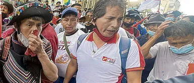 El hombre de polo blanco sería otro de los agresores. Foto: Raúl Egúsquiza/La República ¡Culpables! Identifican a presuntos agresores que golpearon a periodistas en el frontis del Congreso