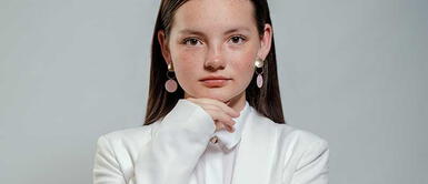 Francisca Aronsson con pantalones brillosos en el avant premiere Francisca Aronsson le rinde tributo a la moda disco con pantalones brillosos en el Avant premiere de película peruana