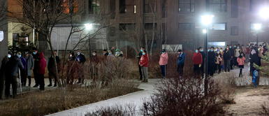 Las autoridades sanitarias revelan que la variante ómicron ha provocado brotes localizados. China confina una ciudad de 9 millones de habitantes por un brote de COVID-19