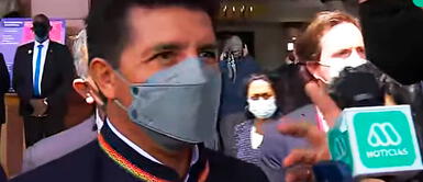 Pedro Castillo fue abordado a la salida de la ceremonia por un periodista del medio chileno Meganoticias a Pedro Castillo. Pedro Castillo fue abordado a la salida de la ceremonia por un periodista del medio chileno Meganoticias a Pedro Castillo.