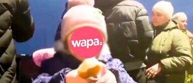 Video viral: niña ucraniana ofrece pan reportero tras escapar de bombardeos rusos Video viral: niña ucraniana ofrece pan a reportero tras escapar de bombardeos rusos