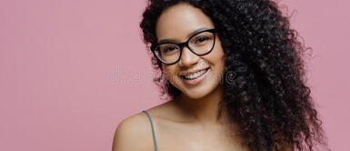 Tips de maquillaje para mujeres con lentes ¿Quién dijo que para las mujeres con lentes no había tips de maquillaje?