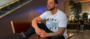 Nicola Porcella no quiso respetar la cola de migraciones y la gente empezó a insultarlo. Nicola Porcella fue insultado por querer pasarse de vivo en la cola de Migraciones