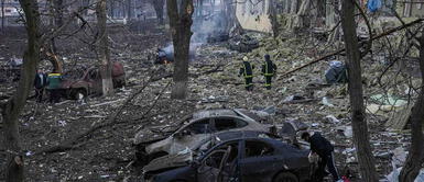 Ucranianos improvisan fosas comunes en ciudades destruidas por rusos Ucranianos improvisan fosas comunes en ciudades destruidas por rusos