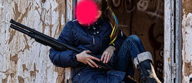 Niña se convierte en símbolo de lo que sufren los menores en Ucrania. Viral: niña ucraniana posa con un fusil para compartir la foto en redes con un conmovedor mensaje