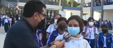 La inesperada respuesta de una estudiante a reportero quien le preguntó sobre el regreso a clases La inesperada respuesta de una estudiante a reportero quien le preguntó sobre el regreso a clases