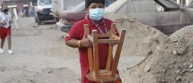 Algunos llevaron su propio mobiliario para poder estudiar. (Jorge.cerdan/@photo.gec) Regreso a clases: Estudiantes llevaron mesas y sillas porque colegios no están habilitados (FOTOS)