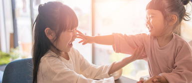 Dedícale una carta llena de emoción y amor a tu pequeña hermana. Carta a mi hermana menor: "Estaré siempre a tu lado para protegerte"