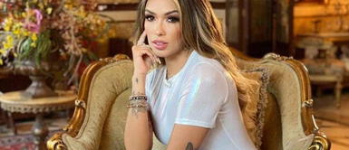 Shirley Arica y jeans acampanados Shirley Arica confirma el regreso de los jeans acampanados en vibrante look retro