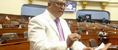 Ministro de Salud, Hernán Condori, durante su interpelación en el Congreso de la República. Foto y video: Parlamento Minsa: Hernán Condori reitera que sí es posible detectar el cáncer de cuello uterino en 1 minuto