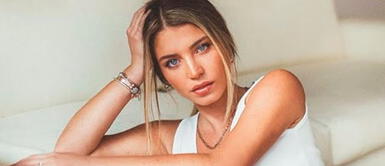 Flavia Laos con un bikini y sombrero vaquero Flavia Laos encarna la sensualidad country con un bikini y accesorio que destellan complicidad veraniega