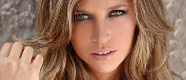 Anna Carina Copello con bikini floral Anna Carina Copello luce exclusivo bikini invadido de rosas rojas muy al estilo flamenco