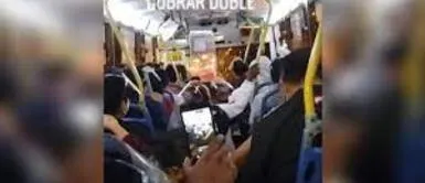 Pasajeros se esconden debajo de sus asientos para que no multen al chofer. Video viral: pasajeros se esconden y se quedan en silencio total para que no multen al conductor