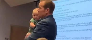 Docente brindó ejemplar lección de empatía. Video: Profesor se vuelve viral al cuidar al bebé de una alumna para que ella pueda rendir examen