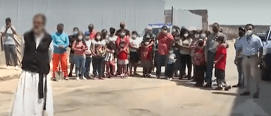 El sacerdote asegura no tener miedo y confía en que la obra culminará para poder brindar educación a los niños de La Perla. Video: Canal N El sacerdote asegura no tener miedo y confía en que la obra culminará para poder brindar educación a los niños de La Perla. Video: Canal N