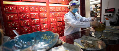 Este tratamiento es útil para pacientes con síntomas leves. China introduce la acupuntura en su protocolo actualizado contra la COVID-19