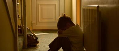 Menor no estudió ni socializó con otras personas. Indignante: Sujeto encierra a su hijo de 10 años en una habitación durante 12 meses