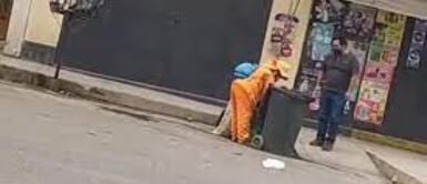 Hombre humilla a trabajadora de limpieza en la vía pública. Video viral: dueño de una bodega humilla a trabajadora de limpieza para que lleve su basura