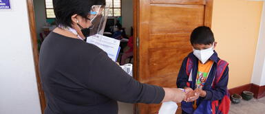 Minedu realiza importante anuncio sobre aforo en colegios. Quieren el 100% de aforo: Minedu propone eliminar el distanciamiento social en las aulas