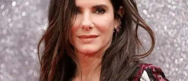 Sandra Bullock y vestido rosa Sandra Bullock muestra cómo llevar las botas mosqueteras a la red carpet en audaz look