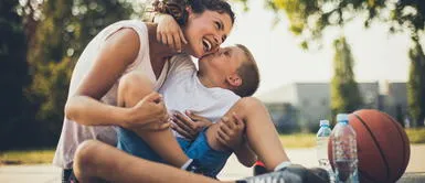 Esta carta está escrita hacia una madre que dio tanto amor ante la ausencia del padre. Carta a mi mamá por ser madre y padre: un mensaje BONITO Y CONMOVEDOR para ella