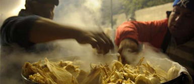 Hasta el momento se desconoce las causas del deceso de la menor. Guatemala: Indignación por niña de 7 años que murió mientras vendía hojas de tamal: "creyeron que dormía"