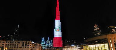 El día en que el edificio más alto del mundo se iluminó con la bandera del Perú El día en que el edificio más alto del mundo se iluminó con la bandera del Perú