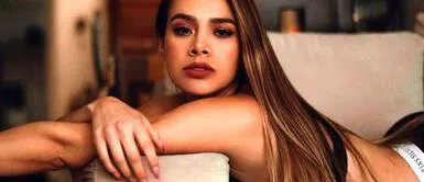 Jossmery Toledo y vestido psicodélico con detalles neón Jossmery Toledo celebra por todo lo alto su cumpleaños con un vibrante vestido psicodélico con tintes neón