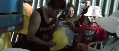 Arequipa: vendedor remata su mercancía de plátanos para evitar pérdidas por paro de transportistas de carga. Paro de transportistas de carga: Vendedor de plátanos remata su mercadería para evitar pérdidas