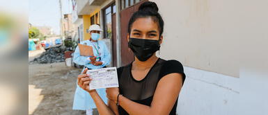 Las personas que trabajan tienen un plazo para presentar su carnet de vacunación completo. Personas mayores de 18 años deben mostrar carnet de vacunación con tercera dosis desde hoy