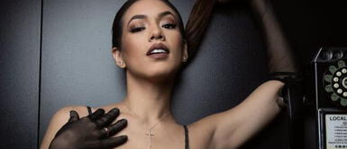 Jazmín Pinedo impacta con botas decoradas con pedrería Jazmín Pinedo causa sensación con look glam rock de jeans rotos y botines taco aguja de pedrería