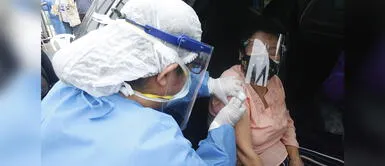 Conoce qué vacuna recibirán los mayores de edad. COVID-19: Personas mayores de 70 años podrán recibir cuarta dosis desde el 2 de abril