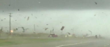 Video sorprende a usuarios por cómo se salvó el conductor de un tornado. Video viral: Camioneta es golpeada por un tornado, pero el conductor resultó ileso