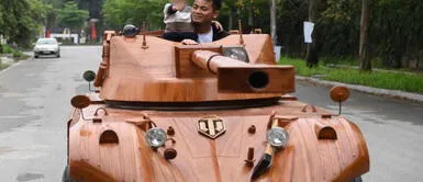 Hombre convierte su furgoneta en un tanque de madera para su hijo. Hombre convierte su furgoneta en un tanque de madera para su hijo