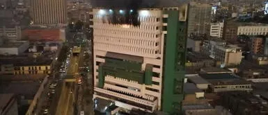 Unas 15 unidades y más de 60 bomberos trabajan para controlar el fuego. Dirincri: se quemaron documentos de investigación sobre lavado de activos
