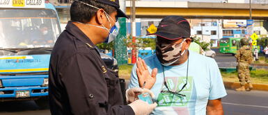 Descubre qué hacer si un policía te interviene y solicita tu DNI. Foto: Grupo La República Toque de queda: ¿Qué hacer si me interviene un policía o me piden mi DNI?