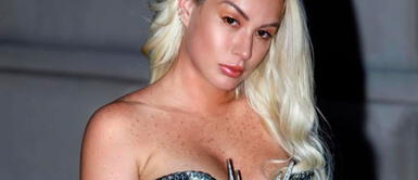 Leslie Shaw con outfit cut out y mitones largos Leslie Shaw nos envuelve en el gótico estilismo con un vestido invadido de cut out