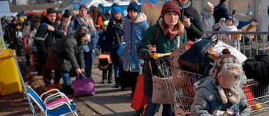 A estos refugiados se suman los más de 6,5 millones de desplazados internos en la propia Ucrania. Foto: AFP Ucranianos escriben sus contactos en el cuerpo de sus hijos por si mueren en la guerra