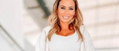 Ethel Pozo y casaca denim oversized Ethel Pozo le agrega la magia del print tropical a moderno look oversized con denim