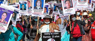Las mujeres muestran carteles con retratos e información de acusados o sentenciados de violación, de jueces y fiscales que han liberado a implicados en casos de violencia machista o de feminicidios. Foto: EFE Tentativa de feminicidio en Comas: sujeto apuñala a su expareja porque no quiso retomar la relación