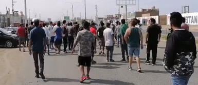 Madre de familia llora y pide ayuda para enterrar a su esposo. Mujer denuncia que mientras sostenía el cuerpo de su esposo fallecido manifestantes le tiraban piedras