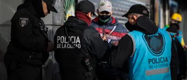 La policía federal acudió en la ayuda de la bebé. Recién nacida es hallada en bolsa de basura segundos antes que se la llevara el camión recolector