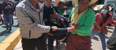 Los residentes del caserío Peña Colorada exigen al burgomaestre que en los próximos días no se reinicia la obra de riego tecnificado. La Libertad: alcalde de Sanagorán fue cargado por las calles para que responda por obra paralizada