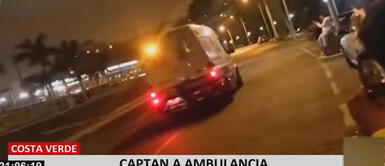Piques ilegales se registraron en horas de la noche del 7 de abril. Foto: captura de Panamericana Captan a ambulancia participando en piques ilegales contra otros vehículos en Chorrillos