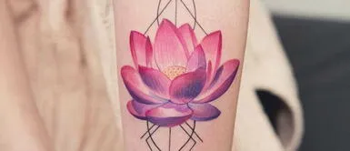 Descubre todos los significados del tatuaje de la flor de loto. ¿Sabes qué significan los tatuajes de la flor de loto?
