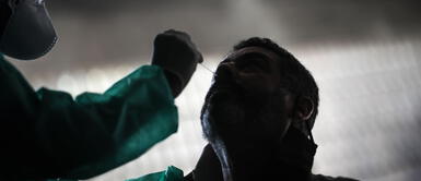 Un hombre se realiza una prueba para detectar la covid-19 en un puesto en Río de Janeiro (Brasil). Foto: EFE/ André Coelho Un hombre se realiza una prueba para detectar la covid-19 en un puesto en Río de Janeiro (Brasil). Foto: EFE/ André Coelho