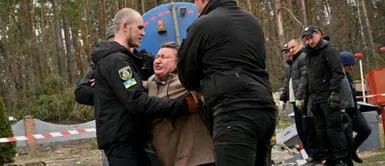 Mujer encuentra a su hijo de 23 años en una fosa cerca de Kiev. Mujer encuentra a su hijo de 23 años en una fosa cerca de Kiev