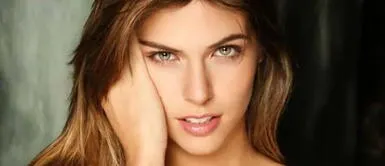 Stephanie Cayo y look de sastre con zapatillas en alfombra roja Stephanie Cayo revoluciona la red carpet en Madrid con audaz conjunto de sastre y zapatillas