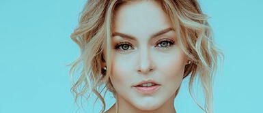 Angelique Boyer con bikini Angelique Boyer ha confirmado ser la actriz con mejor tendencia veraniega y esta foto lo indica